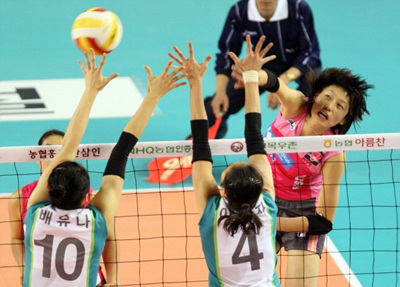 4일 천안 유관순체육관에서 열린 2008-2009 프로배구 V-리그 여자부 흥국생명 대 GS칼텍스 경기에서 흥국 김연경이 GS 배유나, 이숙자의 블로킹 위로 강타를 날리고 있다.
 