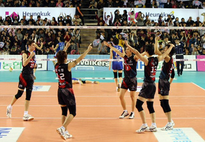 현대캐피탈 스카이워커스 선수들이 4일 천안 유관순체육관에서 벌어진 2008-2009 프로배구 V-리그 대한항공 점보스와의 경기에서 4세트 후반 공격 성공 뒤 환호하고 있다. 