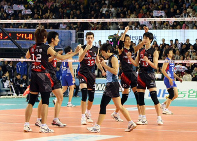 현대캐피탈 스카이워커스 선수들이 4일 천안 유관순체육관에서 벌어진 2008-2009 프로배구 V-리그 대한항공 점보스와의 경기에서 4세트 후반 공격 성공 뒤 환호하고 있다. 