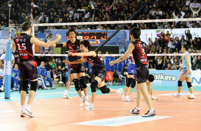 현대캐피탈 스카이워커스 선수들이 4일 천안 유관순체육관에서 벌어진 2008-2009 프로배구 V-리그 대한항공 점보스와의 경기에서 세트스코어 3-1 승리를 거둔 뒤 환호하고 있다. 