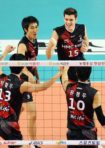 4일 천안 유관순체육관에서 벌어진 2008-2009 프로배구 V-리그 현대캐피탈 스카이워커스 대 대한항공 점보스 경기에서 현대캐피탈 앤더슨(오른쪽 위)이 서브 포인트를 얻은 뒤 동료들의 축하를 받으며 환하게 웃고 있다. 