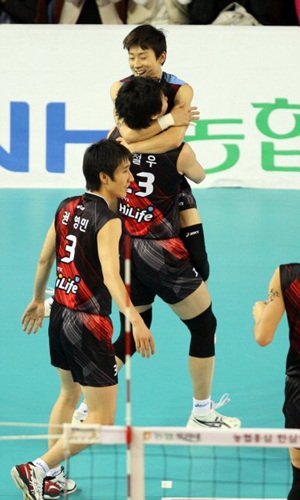 4일 천안 유관순체육관에서 벌어진 2008-2009 프로배구 V-리그 현대캐피탈 스카이워커스 대 대한항공 점보스 경기에서 현대캐피탈 박철우(13번)가 대한항공의 공격을 블로킹 한 뒤 동료 오정록과 포옹하고 있다. 
