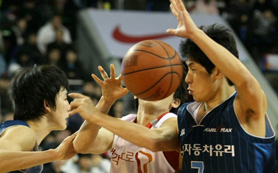 4일 오후 서울 학생체육관에서 열린 프로농구 서울 SK 나이츠와 전주 KCC 이지스의 경기에서 SK 박성운이 KCC 정선규(오른쪽)의 반칙에 막혀 공을 놓치고 있다. 
 