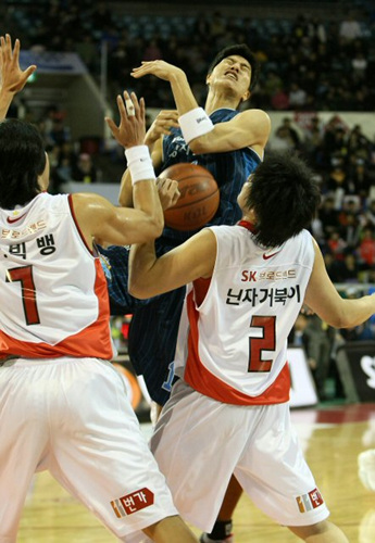 4일 오후 서울 학생체육관에서 열린 프로농구 서울 SK 나이츠와 전주 KCC 이지스의 경기에서 KCC 정훈이 SK 방성윤(왼쪽)과 한정훈의 수비에 막혀 공을 떨어뜨리고 있다.
 