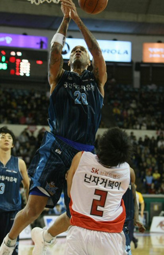 4일 오후 서울 학생체육관에서 열린 프로농구 서울 SK 나이츠와 전주 KCC 이지스의 경기에서 KCC 브랜드가 SK 한정훈의 반칙으로 레이업 슛을 놓치고 있다. 
 