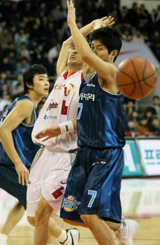4일 오후 서울 학생체육관에서 열린 프로농구 서울 SK 나이츠와 전주 KCC 이지스의 경기에서 SK 박성운이 KCC 정선규(오른쪽)의 반칙에 막혀 공을 놓치고 있다. 
 