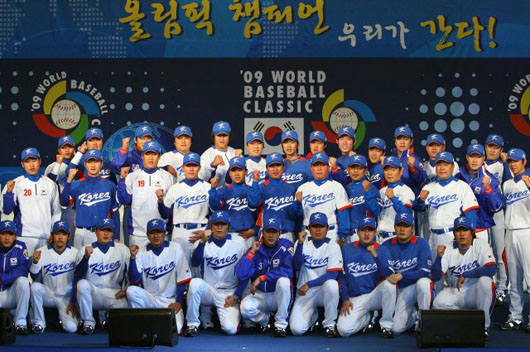   8일 오후 중구 장충동 신라호텔에서 열린 제2회 월드베이스볼클래식(WBC) 대표팀 출정식 및 유니폼 발표회에서 김인식 감독과 선수들이 파이팅을 하고 있다. 