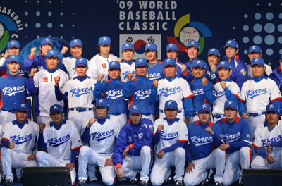  8일 오후 중구 장충동 신라호텔에서 열린 제2회 월드베이스볼클래식(WBC) 대표팀 출정식 및 유니폼 발표회에서 김인식 감독과 선수들이 파이팅을 하고 있다. 