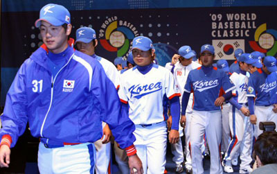 월드베이스볼클래식(WBC) 대표팀 출정식 (서울=연합뉴스) 이상학 기자 = 8일 오후 중구 장충동 신라호텔에서 제2회 월드베이스볼클래식(WBC) 대표팀 출정식 및 유니폼 발표회를 마친 김광현 등 선수들이 회견장을 나서고 있다. 