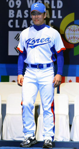 8일 오후 중구 장충동 신라호텔에서 열린 제2회 월드베이스볼클래식(WBC) 대표팀 출정식 및 유니폼 발표회에서 김병현이 포즈를 취하고 있다. 