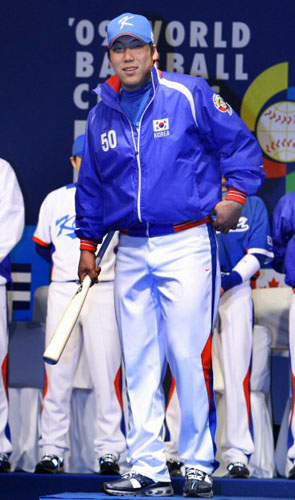 8일 오후 중구 장충동 신라호텔에서 열린 제2회 월드베이스볼클래식(WBC) 대표팀 출정식 및 유니폼 발표회에서 김현수가 포즈를 취하고 있다. 