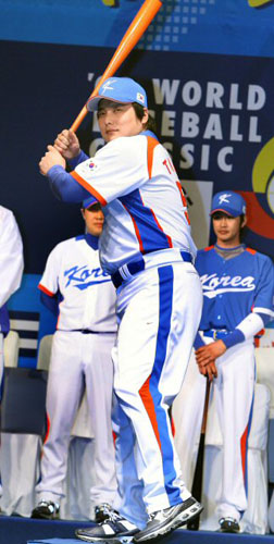 8일 오후 중구 장충동 신라호텔에서 열린 제2회 월드베이스볼클래식(WBC) 대표팀 출정식 및 유니폼 발표회에서 김태균이 타격 자세를 한 채 기념촬영을 하고 있다. 