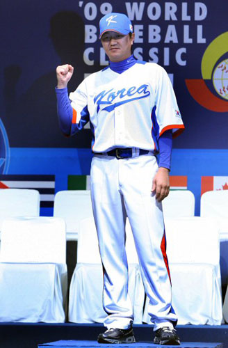 8일 오후 중구 장충동 신라호텔에서 열린 제2회 월드베이스볼클래식(WBC) 대표팀 출정식 및 유니폼 발표회에서 손민한이 포즈를 취하고 있다. 