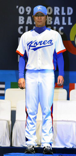 8일 오후 중구 장충동 신라호텔에서 열린 제2회 월드베이스볼클래식(WBC) 대표팀 출정식 및 유니폼 발표회에서 임창용이 포즈를 취하고 있다. 