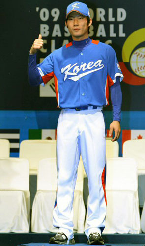 8일 오후 중구 장충동 신라호텔에서 열린 제2회 월드베이스볼클래식(WBC) 대표팀 출정식 및 유니폼 발표회에서 고영민이 포즈를 취하고 있다. 