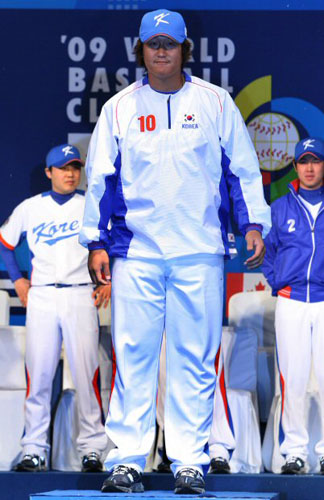 8일 오후 중구 장충동 신라호텔에서 열린 제2회 월드베이스볼클래식(WBC) 대표팀 출정식 및 유니폼 발표회에서 이대호가 포즈를 취하고 있다. 