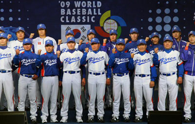   8일 오후 중구 장충동 신라호텔에서 열린 제2회 월드베이스볼클래식(WBC) 대표팀 출정식 및 유니폼 발표회에서 김인식 감독과 선수들이 파이팅을 하고 있다. 