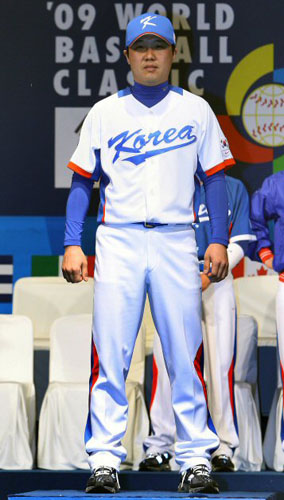 8일 오후 중구 장충동 신라호텔에서 열린 제2회 월드베이스볼클래식(WBC) 대표팀 출정식 및 유니폼 발표회에서 박진만이 포즈를 취하고 있다. 