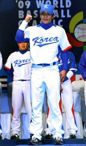 8일 오후 중구 장충동 신라호텔에서 열린 제2회 월드베이스볼클래식(WBC) 대표팀 출정식 및 유니폼 발표회에서 이종욱이 포즈를 취하고 있다. 
