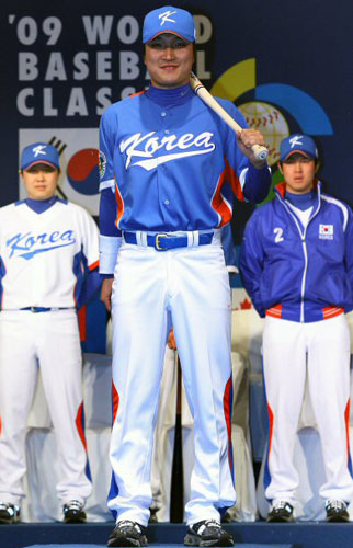 8일 오후 중구 장충동 신라호텔에서 열린 제2회 월드베이스볼클래식(WBC) 대표팀 출정식 및 유니폼 발표회에서 이진영이 포즈를 취하고 있다. 