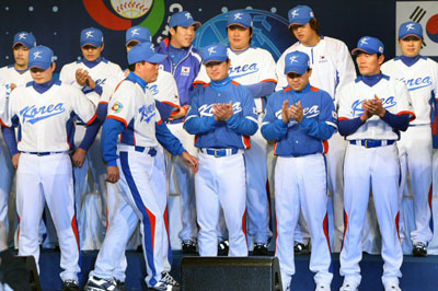 8일 오후 중구 장충동 신라호텔에서 열린 제2회 월드베이스볼클래식(WBC) 대표팀 출정식 및 유니폼 발표회에서 김인식 감독이 선수들의 박수를 받으며 회견장으로 들어서고 있다. 