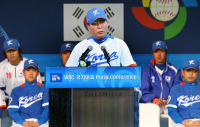   8일 오후 중구 장충동 신라호텔에서 열린 제2회 월드베이스볼클래식(WBC) 대표팀 출정식 및 유니폼 발표회에서 김인식 감독이 각오와 포부를 밝히고 있다. 