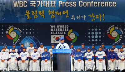   8일 오후 중구 장충동 신라호텔에서 열린 제2회 월드베이스볼클래식(WBC) 대표팀 출정식 및 유니폼 발표회에서 김인식 감독이 각오와 포부를 밝히고 있다. 