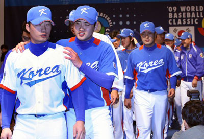   8일 오후 중구 장충동 신라호텔에서 제2회 월드베이스볼클래식(WBC) 대표팀 출정식 및 유니폼 발표회를 마친 선수들이 회견장을 나서고 있다. 