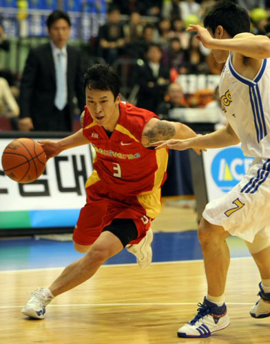   8일 서울 잠실체육관에서 열린 2008-2009 프로농구 서울 삼성과 대구 동양 오리온스와의 경기에서 오리온스의 김승현이 삼성 강혁을 제치고 삼성 골밑을 파고들고 있다. 