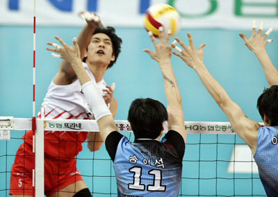 8일 구미 박정희체육관에서 열린 '08-'09 NH농협V리그 LIG손해보험-현대캐피탈전에서 LIG 김요한(5번)이 현대 송인석(11번), 이선규(7번) 등의 블로킹을 피해 강스파이크를 날리고 있다. 