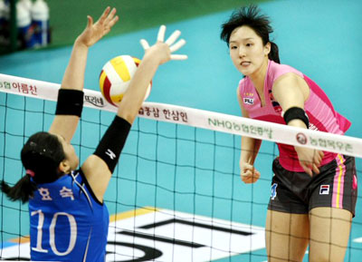 8일 구미 박정희체육관에서 열린 '08-'09 NH농협V리그 여자부 한국도로공사-흥국생명전에서 흥국생명 황연주(4번)가 도로공사 임효숙(10번)의 블로킹 위를 강타하고 있다. 