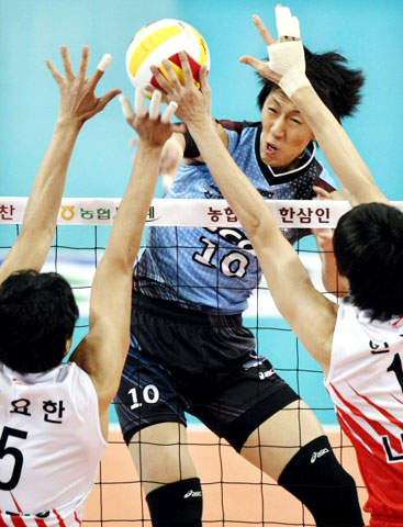 8일 구미 박정희체육관에서 열린 '08-'09 NH농협V리그 LIG손해보험-현대캐피탈전에서 현대 윤봉우(10번)가 LIG 김요한(5번), 안의재(13번) 등의 블로킹을 뚫기 위해 속공을 시도하고 있다. 