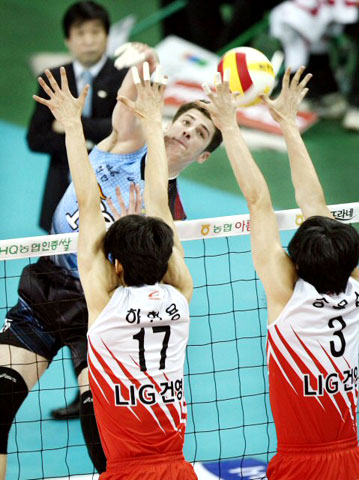 8일 구미 박정희체육관에서 열린 '08-'09 NH농협V리그 LIG손해보험-현대캐피탈전에서 현대 앤더슨(15번)이 LIG 하현용(17번), 송문섭(3번) 등의 블로킹을 피해 강스파이크를 날리고 있다. 