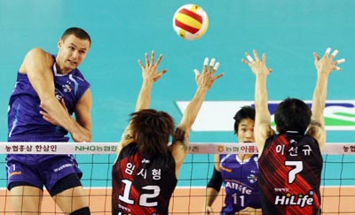 10일 오후 충남 천안 유관순체육관에서 열린 2008-2009 프로배구 현대캐피탈-삼성화재 경기에서 삼성화재 안젤코가 현대캐피탈 블로킹을 앞에 두고 스파이크를 시도하고 있다. 