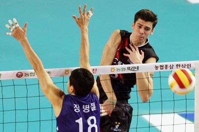 10일 오후 충남 천안 유관순체육관에서 열린 2008-2009 프로배구 현대캐피탈-삼성화재 경기에서 현대캐피탈 앤더슨이 삼성화재 블로킹을 피해 스파이크를 시도하고 있다. 