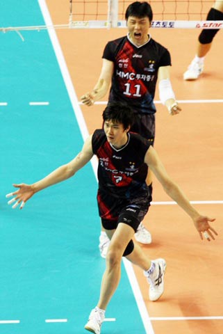 10일 오후 충남 천안 유관순체육관에서 열린 2008-2009 프로배구 현대캐피탈-삼성화재 경기에서 현대캐피탈 이선규가 블로킹에 성공한 후 환호하고 있다. 