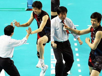 10일 오후 충남 천안 유관순체육관에서 열린 2008-2009 프로배구 현대캐피탈-삼성화재 경기에서 현대캐피탈 이선규가 블로킹에 성공한 후 김호철 감독과 함께 기뻐하고 있다. 