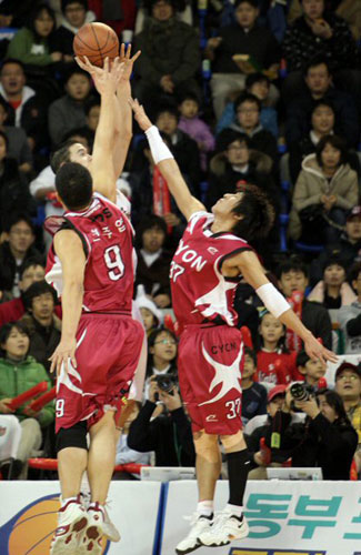 11일 서울 잠실학생체육관에서 벌어진 프로농구 서울SK-창원LG전에서 서울SK 김민수(가운데)가 1쿼터 버저비트가 울리는 순간 창원LG 현주엽(왼쪽), 박지현의 겹수비를 뚫고 슛을 시도하고 있다. 