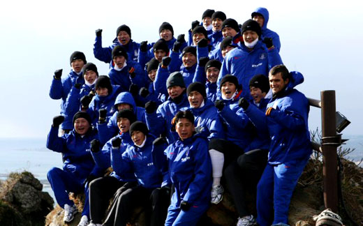 축구 국가대표팀이 12일 오전 제주도 서귀포시 성산일출봉 정상에 올라 파이팅을 외치고 있다.
 