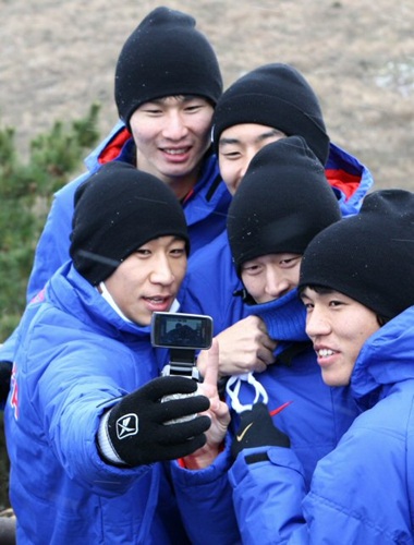 축구 국가대표팀이 12일 오전 제주도 서귀포시 성산일출봉 정상에 올라 기념촬영을 하고 있다.
 