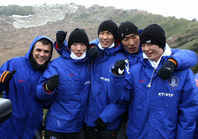 축구 국가대표팀이 12일 오전 제주도 서귀포시 성산일출봉 정상에 올라 기념촬영을 하며 파이팅을 외치고 있다.
 