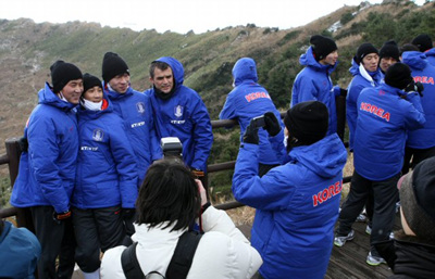 축구 국가대표팀이 12일 오전 제주도 서귀포시 성산일출봉 정상에 올라 기념촬영을 하고 있다.
 