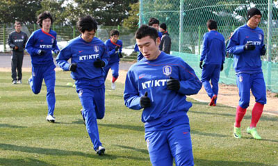 제주에서 전지훈련을 하고 있는 축구 국가대표팀이 14일 오전 제주도 서귀포시 토평동 시민축구장에서 짧은 거리를 달리며 몸을 풀고 있다. 