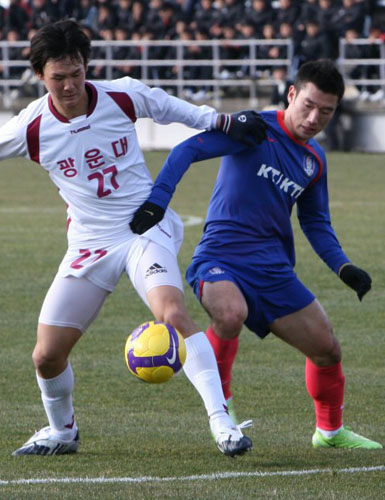   15일 오후 제주도 서귀포시 토평동 시민축구장에서 벌어진 축구 국가대팀과 광운대의 연습경기에서 최효진이 광운대 선수와 공을 다투고 있다. 