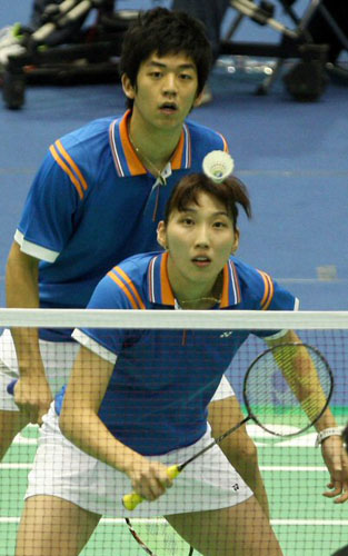   16일 오후 서울 올림픽 제2체육관에서 열린 '2009 요넥스코리아오픈 배드민턴 슈퍼시리즈' 혼합복식 8강전에서 이용대-이효정이 인도네시아 커니아완-이라와티를 상대로 공격을 하고 있다. 