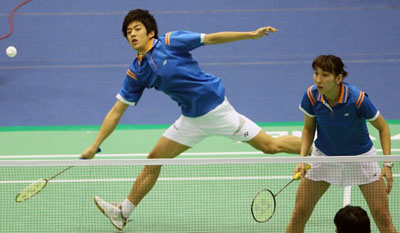   16일 오후 서울 올림픽 제2체육관에서 열린 '2009 요넥스코리아오픈 배드민턴 슈퍼시리즈' 혼합복식 8강전에서 이용대-이효정이 인도네시아 커니아완-이라와티를 상대로 열전을 펼치고 있다. 