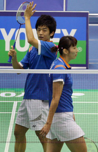   16일 오후 서울 올림픽 제2체육관에서 열린 '2009 요넥스코리아오픈 배드민턴 슈퍼시리즈' 혼합복식 8강전에서 이용대-이효정이 인도네시아 커니아완-이라와티를 상대로 승리를 거둔 뒤 환호하고 있다. 