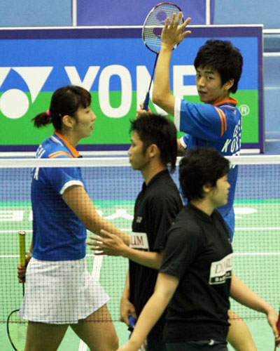  16일 오후 서울 올림픽 제2체육관에서 열린 '2009 요넥스코리아오픈 배드민턴 슈퍼시리즈' 혼합복식 8강전에서 이용대-이효정이 인도네시아 커니아완-이라와티를 상대로 승리를 거둔 뒤 각 선수들이 경기장을 빠져나가고 있다. 