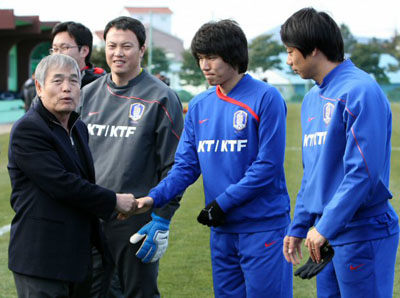   대한축구협회 이회택 부회장이 16일 오후 축구 국가대표팀 전지훈련장인 제주도 서귀포시 토평동 시민축구장을 찾아 선수들을 격려하고 있다. 
 