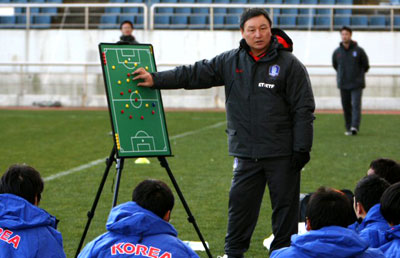축구대표팀 허정무 감독이 19일 낮 제주월드컵경기장에서 벌어진 숭실대와의 연습경기 전반전이 끝난 뒤 전반전 상황을 분석하며 작전을 설명하고 있다. 